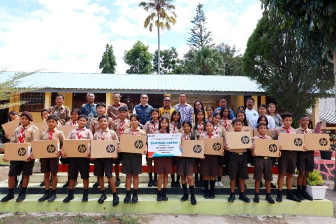 
 Dukung Pendidikan, INALUM Salurkan Laptop di SMP Negeri 2 Harian Samosir