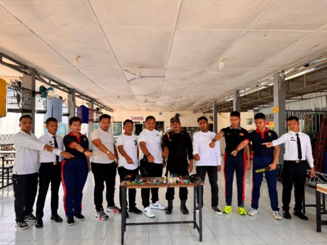 
 Waspada dan Tertib! Lapas Labuhan Ruku Gelar Razia di Kamar 12 Blok Safir