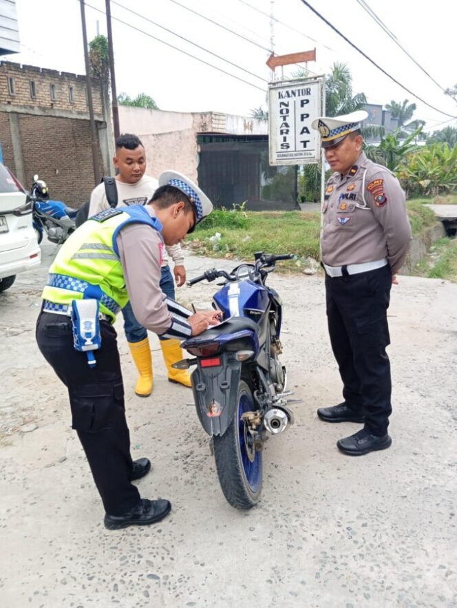 
 Satlantas Polres Batu Bara Gelar Penindakan Kasat Mata dalam Operasi Patuh Toba 2025