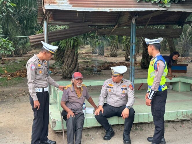 
 Peduli ODGJ dan Pekerja Jalanan, Satlantas Batu Bara Berbagi
