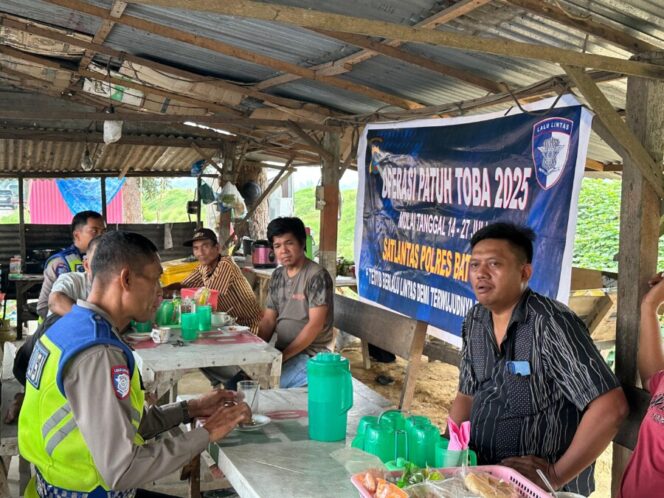 
 Satlantas Polres Batu Bara Sosialisasikan Tertib Lalu Lintas di Jalinsum Lima Puluh
