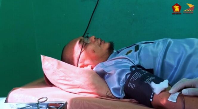 
 Kadinkes Batu Bara Ikut Donor Darah di Acara HUT TIDAR ke-17