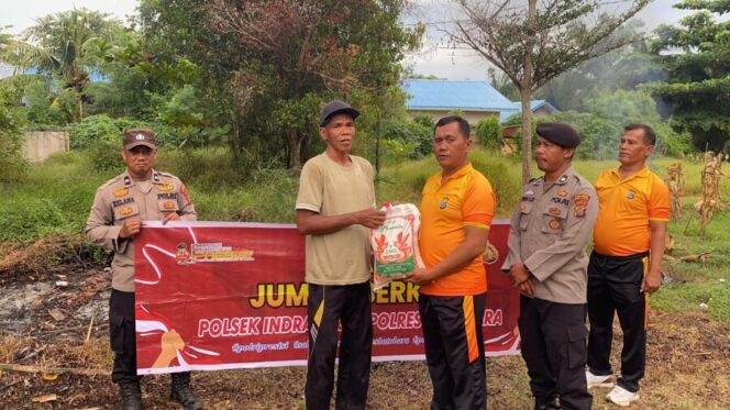 Jumat Berkah, Kapolsek Indrapura Salurkan Bantuan Sembako Kepada Warga