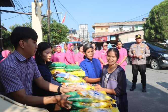 
 Hanya Satu Jam, 4 Ton Beras dan 1 Ton Minyak Ludes di Gerakan Pangan Murah Polres Batu Bara