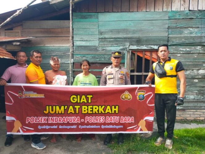 
 Polsek Indrapura Gelar Jumat Berkah, Salurkan Bantuan Sembako untuk Warga Kurang Mampu