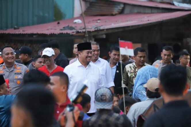 
 Meriah! Bupati dan Wabup Batu Bara Tebar Merah Putih di Tanjung Tiram Sambut HUT RI ke-80