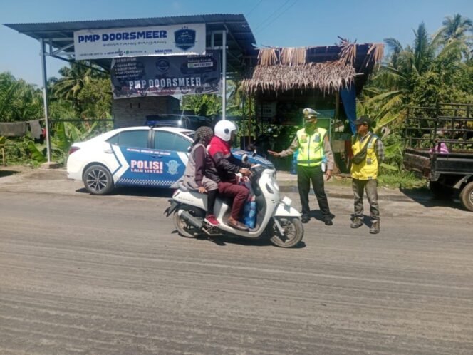 
 Satlantas Polres Batu Bara Amankan Lalu Lintas Saat Perbaikan Jalan di Simpang Gambus