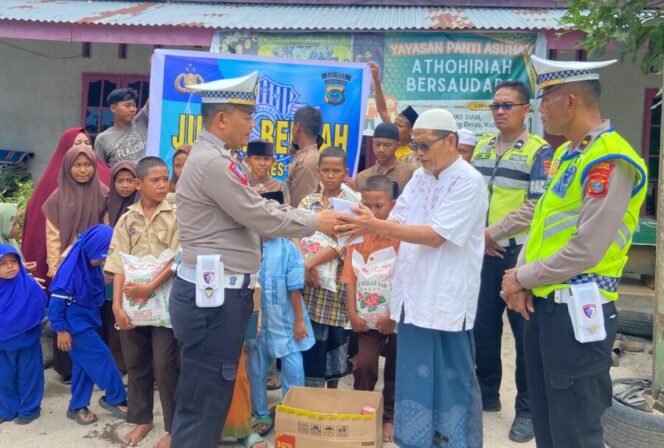 
 Peduli Sesama, Satlantas Polres Batu Bara Berbagi Sembako untuk Anak Panti Asuhan