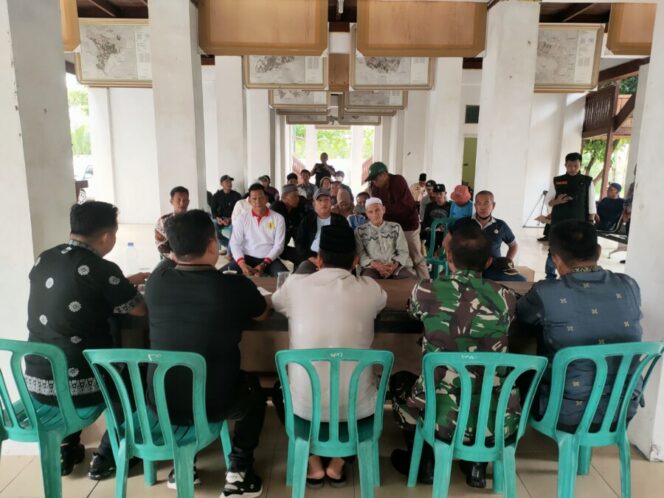 
 Polsek Medang Deras Hadiri Rapat Bahas Pencurian Sawit di Desa Pakam