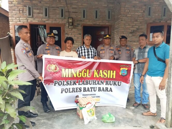 
 Polsek Labuhan Ruku Gelar “Minggu Kasih”, Salurkan Bantuan Sembako kepada Kaum Dhuafa