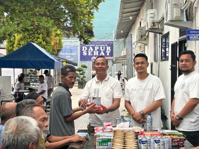 
 Peduli Kesehatan Lansia, Lapas Labuhan Ruku Bagikan Susu dan Perlengkapan Mandi