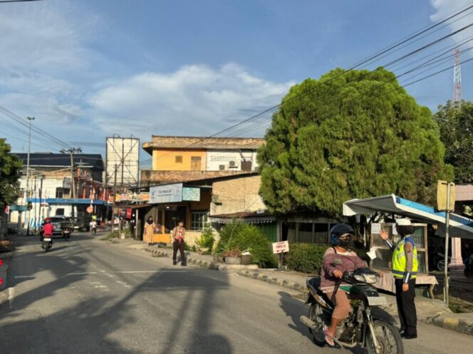 
 Sat Lantas Polres Batu Bara Gelar Pengaturan Lalu Lintas di Sejumlah Titik Strategis