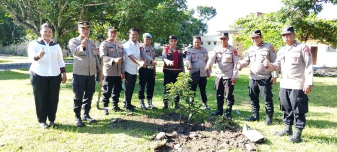 
 Polsek Indrapura Gelar Penanaman Pohon Alpukat, Wujud Kepedulian Lingkungan