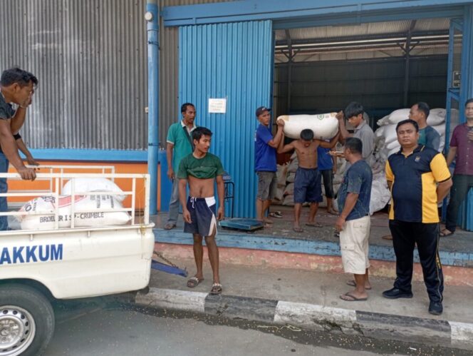 
 Kapolsek Labuhan Ruku Dampingi Kelompok Tani Sahata Jual Jagung ke Bulog Asahan