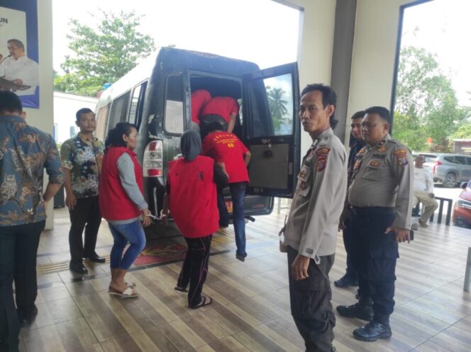 
 Polsek Labuhan Ruku Amankan dan Kawal Tahanan Persidangan di PN Kisaran