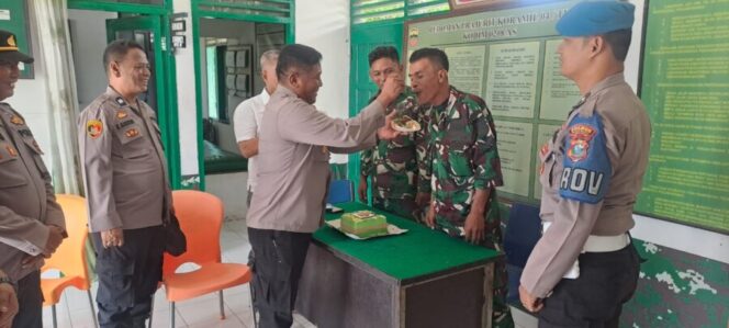 
 Polsek Labuhan Ruku Kunjungi Posal dan Koramil Dalam Rangka HUT TNI ke-80
