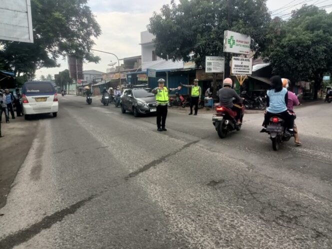 
 Sat Lantas Batu Bara Sigap Atur Lalin di Jam Sekolah, Cegah Macet dan Laka!