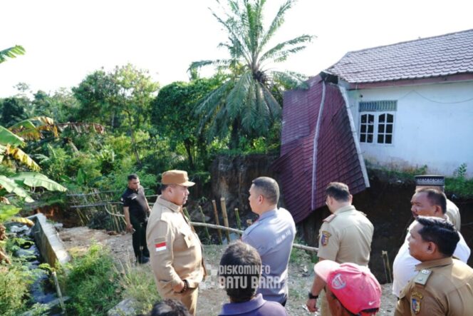 
 Bupati Batu Bara Pastikan Penanganan Cepat Bencana Longsor di Lima Puluh