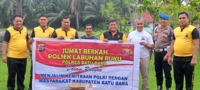 
 Polsek Labuhan Ruku Gelar Jumat Berkah, Bagikan Sembako kepada Kaum Dhuafa
