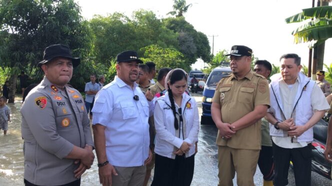 
 Kapolres dan Bupati Batu Bara Tinjau Lokasi Banjir di Desa Nenas Siam, Salurkan Bantuan untuk Warga Terdampak