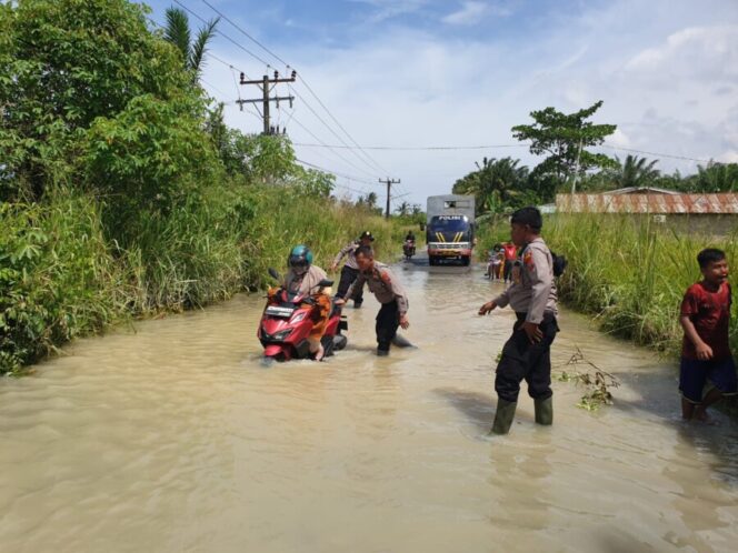 
 Banjir Landa Medang Deras, Samapta Polres Batu Bara Terjun Langsung Ringankan Warga Terdampak