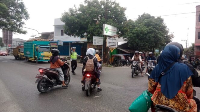 
 Sat Lantas Polres Batu Bara Gelar Pengaturan Lalin di Sejumlah Titik Padat Sekolah