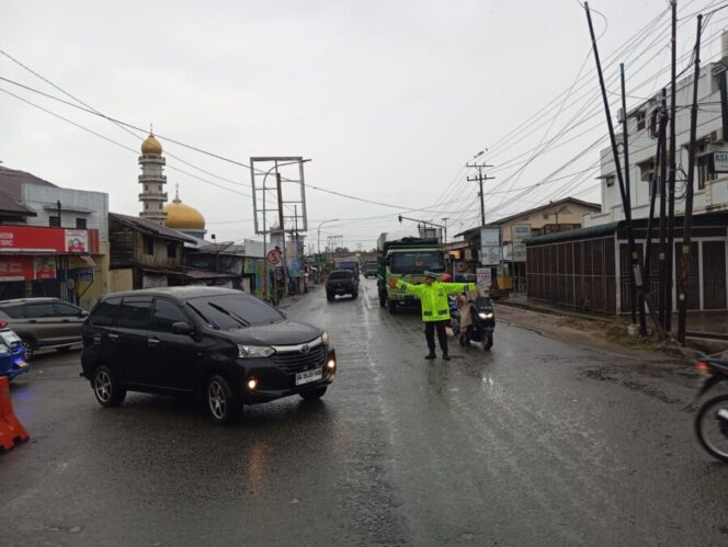 
 Sat Lantas Polres Batu Bara On Duty: Kendalikan Arus Pagi di Jalinsum