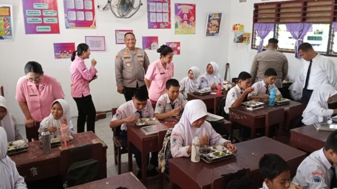 
 Kapolres Batu Bara Tinjau Langsung Program Makanan Bergizi Gratis di SMPN 1 Talawi
