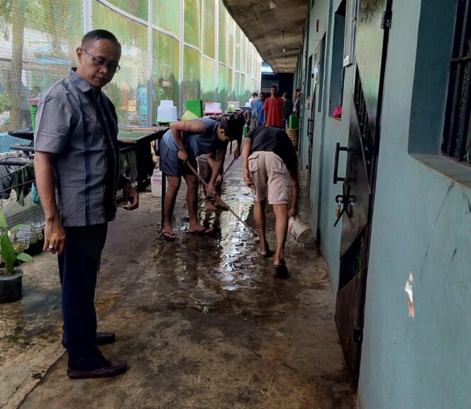
 Kalapas Labuhan Ruku Gelar Kegiatan Kebersihan di Blok Warga Binaan