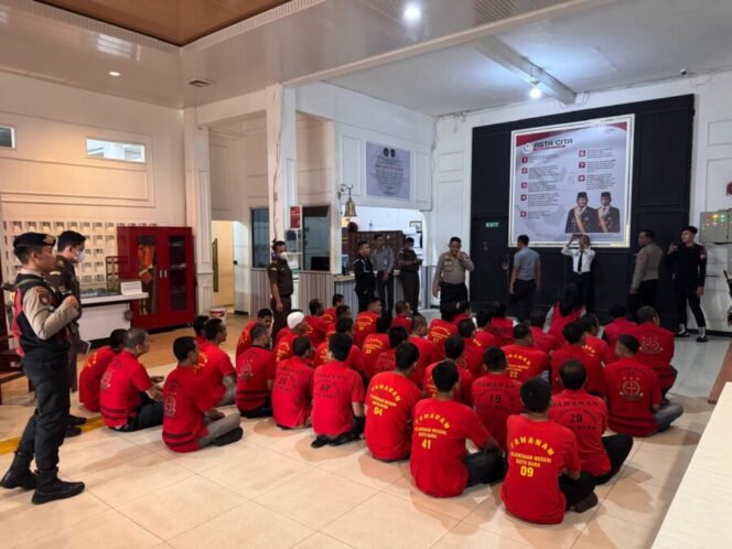 
 Polsek Labuhan Ruku Kawal Tahanan Sidang di PN Kisaran