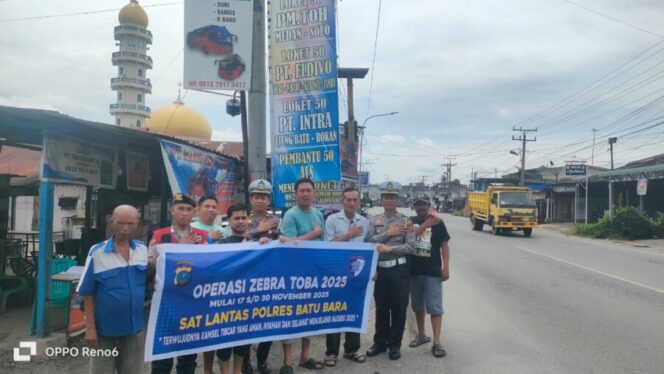
 Satlantas Polres Batu Bara Cek Pool Bus dan Tempel Stiker Ops Zebra Toba 2025