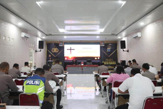 
 Polres Batu Bara Gelar Kegiatan Binrohtal untuk Tingkatkan Moral dan Mental Personel
