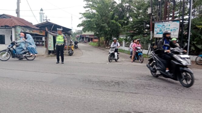 
 Sat Lantas Polres Batu Bara Gelar Pengaturan Lalu Lintas di Sejumlah Titik Jalinsum