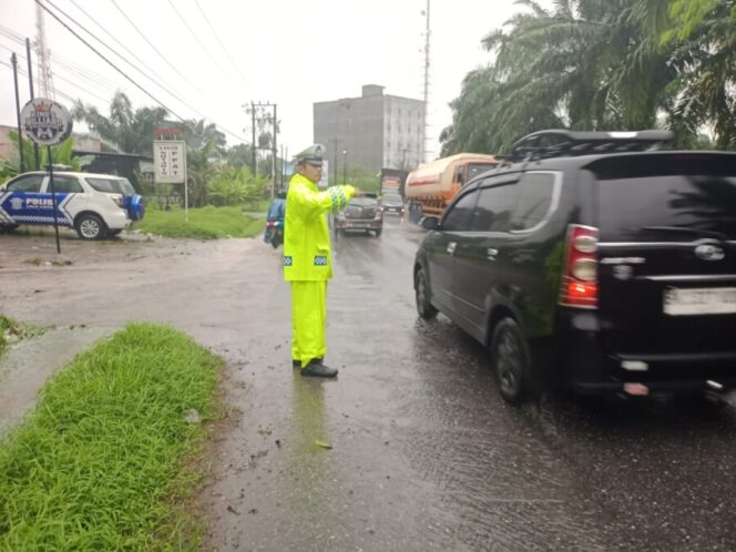 
 Pengamanan Maksimal! Sat Lantas Batu Bara Kendalikan Lalin di Tengah Hujan