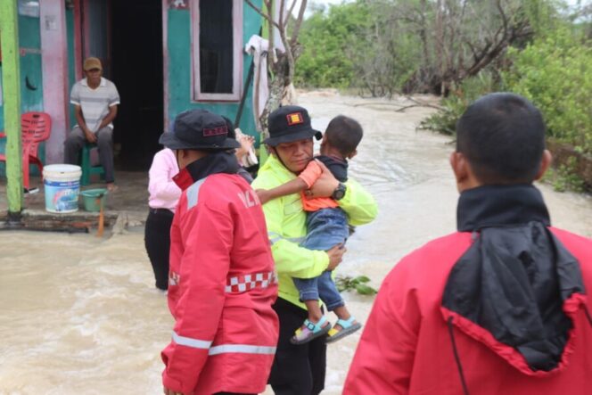 
 Tiga Titik Jalan Putus, Polres Batu Bara Gerak Cepat Evakuasi dan Salurkan Bantuan Banjir