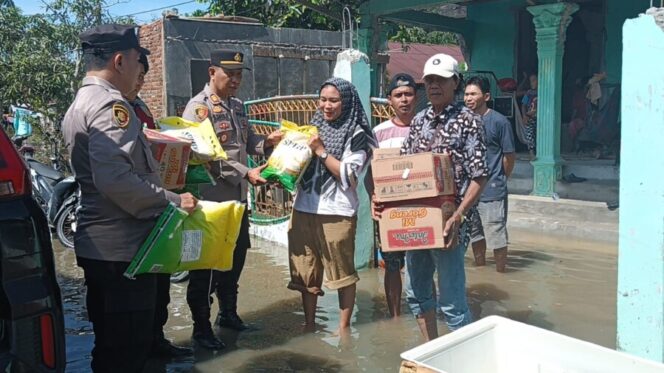 
 Polsek Lima Puluh Salurkan Bansos untuk Warga Terdampak Banjir di Desa Air Hitam