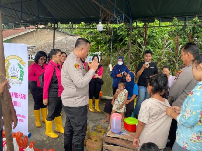 
 Polres Batu Bara Dirikan Posko dan Salurkan Bantuan untuk Korban Banjir