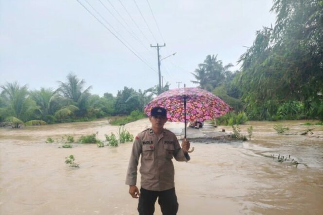 
 Banjir Genangi Jalan Protokol Nanassiam, Akses ke Pagurawan Terputus Hingga 70 Cm