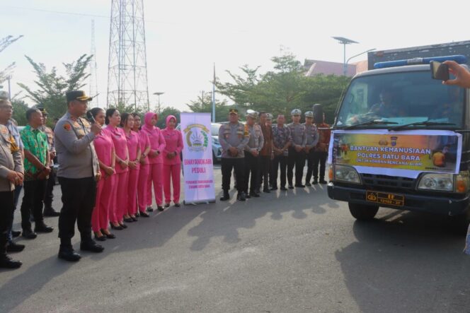 
 Polres Batu Bara Lepas Bantuan Kemanusiaan untuk Korban Bencana Alam
