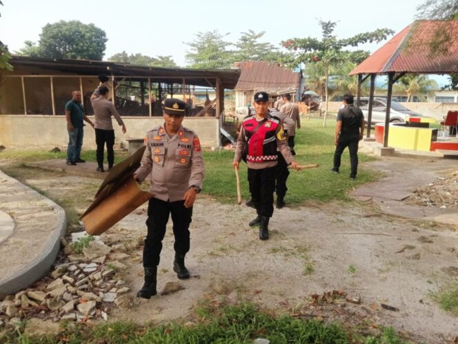 
 Polsek Indrapura Gelar Kurvei Kebersihan untuk Ciptakan Lingkungan Mako yang Asri 