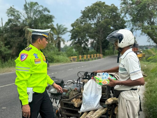 
 Satlantas Polres Batu Bara Tebar Kepedulian Lewat Jumat Berkah Bagikan Nasi Kotak