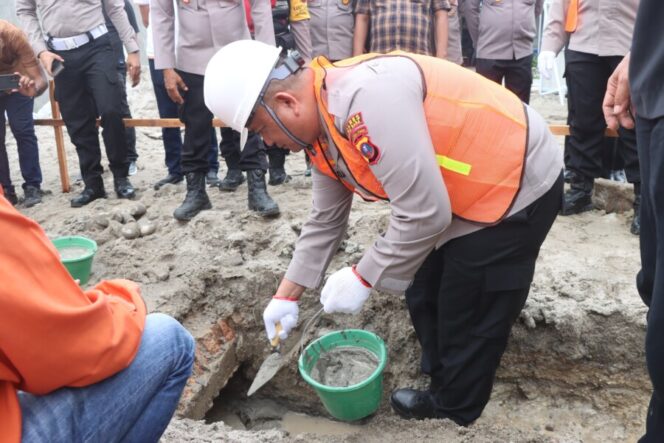 
 Kapolres Batu Bara Letakkan Batu Pertama Pembangunan MBG di Desa Lalang