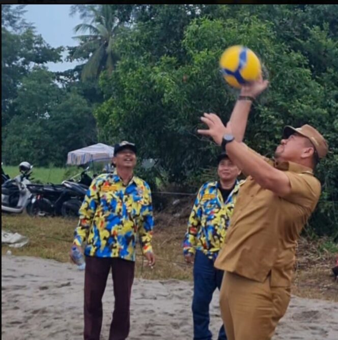 
 Turnamen Volly Pantai GEMKARA di Pantai Sejarah, Bahar Siagian Pukul Bola Pertama 