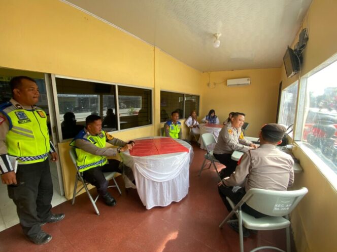 
 Waka Polres Batu Bara Cek Pos Yan I Simpang Kuala Tanjung di Operasi Lilin Toba 2025