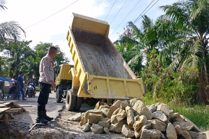 
 Kapolsek Medang Deras Salurkan Bantuan Material untuk Perbaikan Jalan Putus di Desa Nenassiam