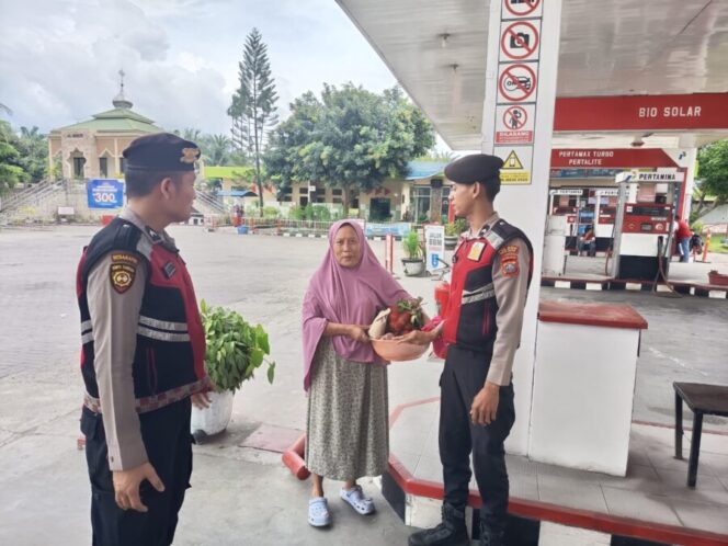 
 Sat Samapta Polres Batu Bara Gelar Jumat Berbagi di Jalinsum Lima Puluh