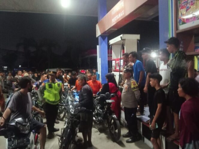 
 Kapolsek Indrapura Lakukan Monitoring dan Pengaturan Antrian BBM di Sejumlah SPBU