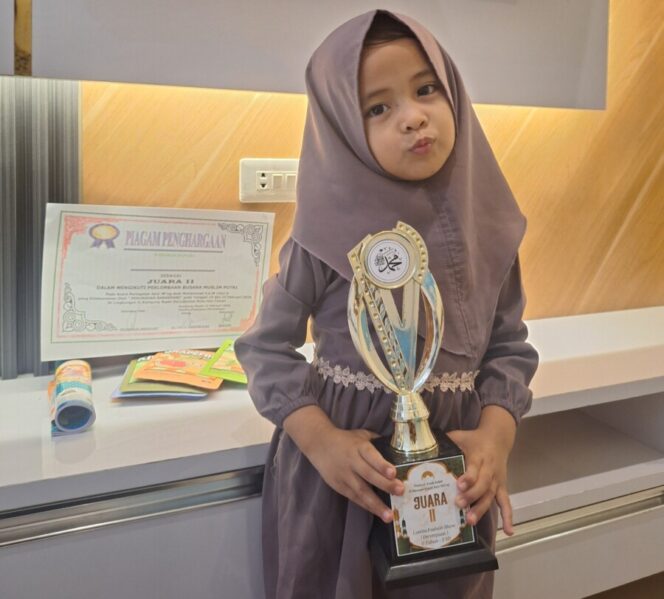 
 Zivana Aleva Khomeini Raih Juara Dua Lomba Busana Muslim Putri di Kampung Nipah
