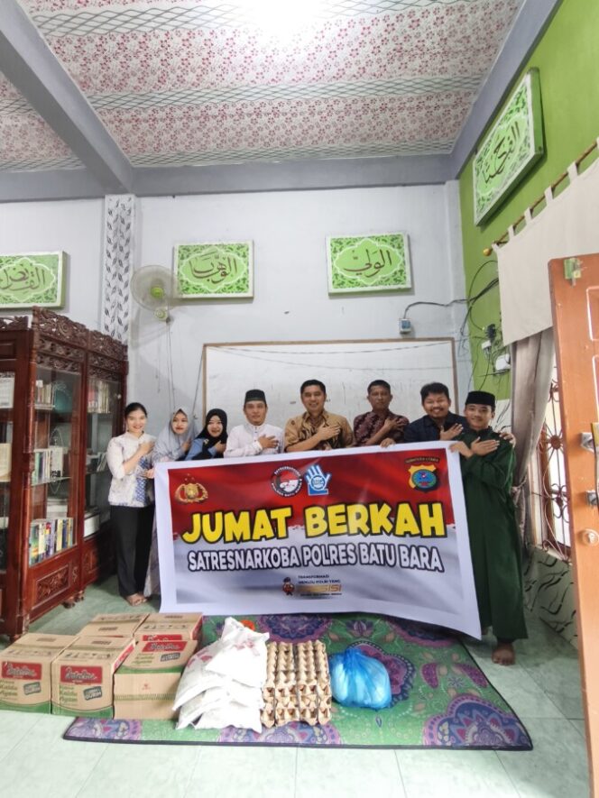 
 Satresnarkoba Polres Batu Bara Gelar Jumat Berkah, Santuni Anak Yatim Piatu dan Sosialisasikan Bahaya Narkoba   