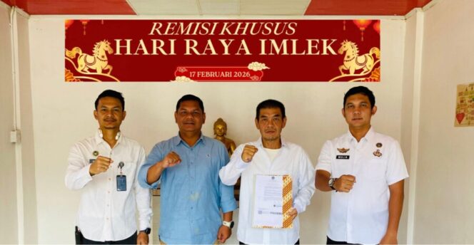 
 Momentum Imlek Penuh Harapan: Satu Warga Binaan Lapas Kelas IIA Labuhan Ruku Terima Remisi Khusus